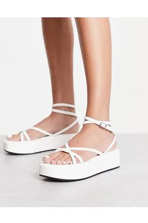 Truffle Collection Hvide flatform-sandaler med stropper og ankelrem