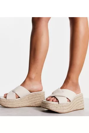 ASOS Wide Fit - Teddy - Sandaler med kilehæl og krydsede remme i naturligt stof-Neutral