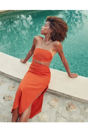 4th & Reckless X Amaka Hamelijnck - Sunset - Asymmetrisk bandeau midi-sommerkjole med udskæring i klar orange