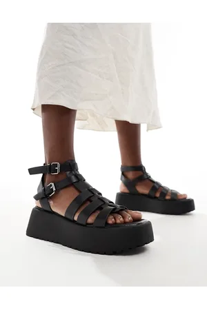 Stradivarius Flatform-sandaler med stropper i