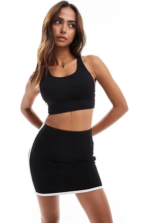 Tala Skinluxe - Sort sports-BH med krydsende detalje på ryggen