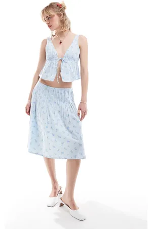 Motel Babyblå midinederdel med småblomstret print og plisseringer samt gingham-tern