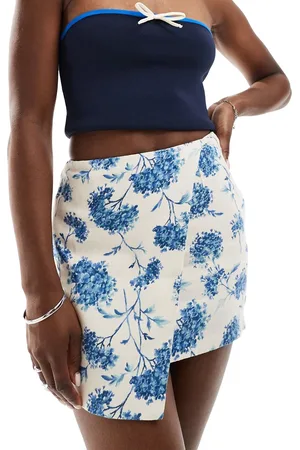 Abercrombie & Fitch Mini-skort med slå-om-snit og blåt blomstermønster i hørblanding