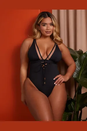 Wolf & Whistle X Natalie Gessey - Fuller Bust - badedragt med dyb udskæring samt mesh- og bindedetaljer