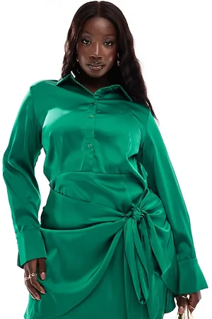 In The Style X Perrie Sian - skjortekjole i minilængde i satin med slå-om-design og bindebånd i siden - Kun hos ASOS