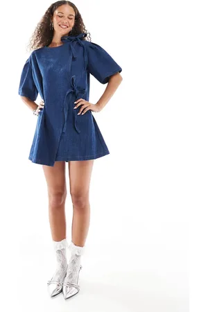 Ghospell Minikjole med sløjfedetalje og tekstur i denim i mørkeblå vask