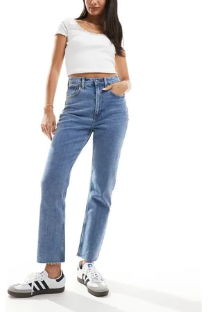 Abercrombie & Fitch Curve Love - Ultra-højtaljede og ankellange jeans med lige ben i mellemblå