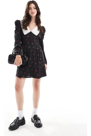 Miss Selfridge Tea-minikjole med krave og prikket kirsebærprint