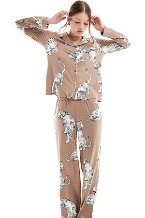 Chelsea Peers Chokoladebrunt pyjamassæt med langærmet top med knapper og bukser med tigerprint i polyester - Kun hos ASOS