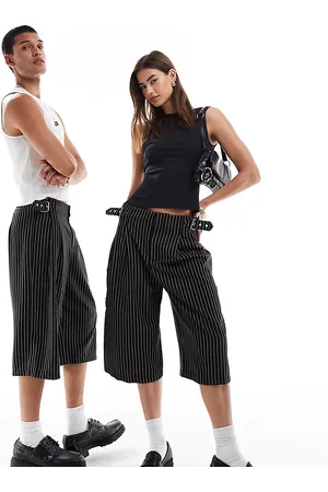 Reclaimed Unisex-shorts med plisseringer og spænde