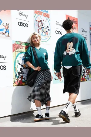 ASOS Disney - Unisex - Grøn sweatshirt med V-hals og Mickey Mouse-print i firkantet pasform