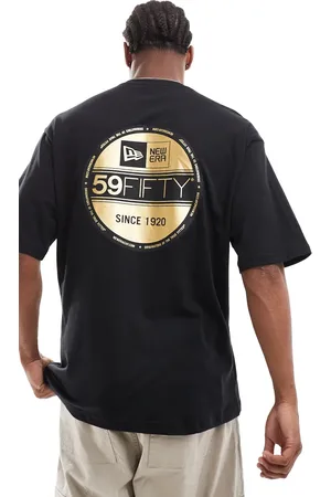 New Era T-shirt med guldfarvet folie- og klistermærkegrafik bagpå