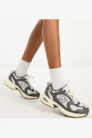 New Balance 530 - Sneakers i råhvid og grå