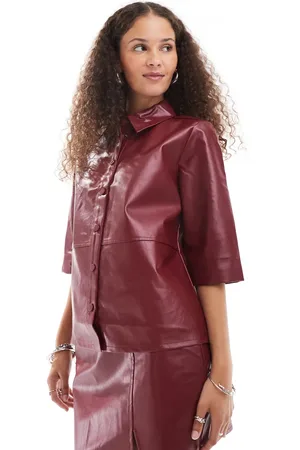 Something New Corpcore - Oversized brændt murstensrød skjorte i læderlook med slids - Del af sæt