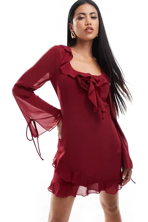 Love Triangle Mørkerød minikjole i chiffon med corsage-detalje