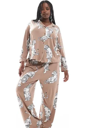 Chelsea Peers Curve - Chokoladebrunt pyjamassæt i polyester med langærmet top med knapper og bukser med tigerprint