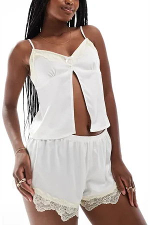 Cotton On Cotton On - Kokoshvidt pyjamassæt med cami-stropper og åben front