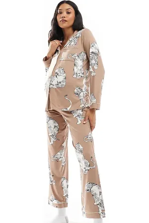 Chelsea Peers Maternity - Chokoladebrunt pyjamassæt i polyester med langærmet top med knapper og bukser med tigerprint