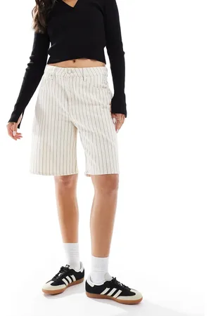 Cotton On Cotton On - Ecrufarvede longline-denimshorts med striber i poset pasform-Neutral