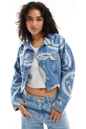 Hugo Blue HUGO - Blue Lou - Cropped denimjakke med gennemgående logoprint i mellemvasket