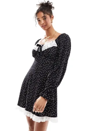 Miss Selfridge Tea-minikjole med polkaprikker og blondekant og sløjfedetalje-Sort