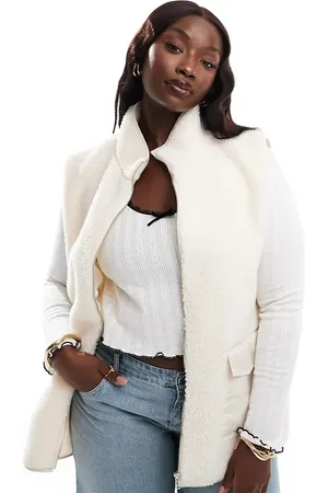 In The Style Cremehvid vest i imiteret lammeskind