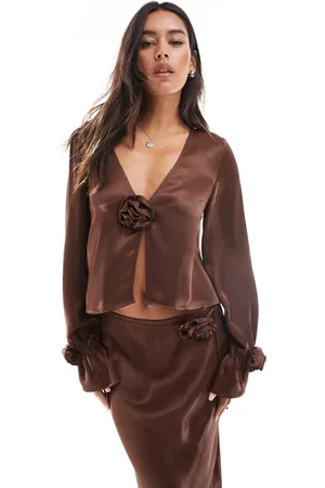 ASOS Chokoladebrun satinbluse med bindefront og corsage-detalje
