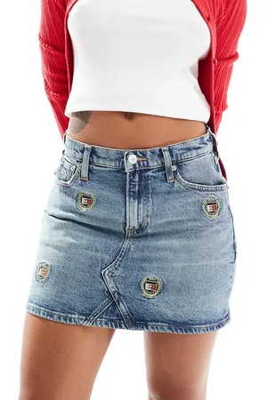 Tommy Hilfiger Izzie - Mellemblå mininederdel med våbenskjoldslogo i denim