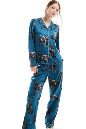 Chelsea Peers Pyjamassæt med top med knapper og bukser med panterprint i satin