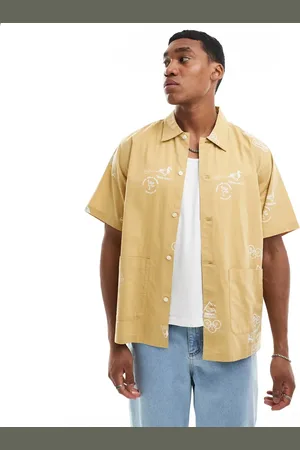 Carhartt Sandfarvet skjorte med korte ærmer og frimærkeprint