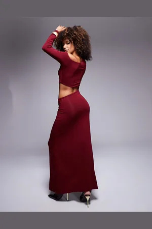 ASOS Løstsiddende vinrød maxikjole med offshoulder-snit og slå om-nederdel