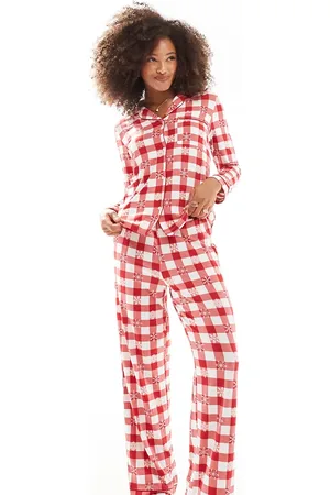 Chelsea Peers Jul - pyjamassæt med langærmet top og bukser med ternet snefnugprint - Kun hos ASOS-Rød