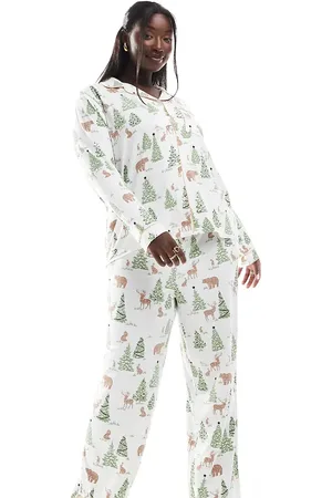 Chelsea Peers Curve - Cremehvidt pyjamassæt med bukser og langærmet top med juleprint - Kun hos ASOS