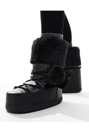 Public Desire Aster - Sorte snestøvler med pelskanter og pompon-detaljer