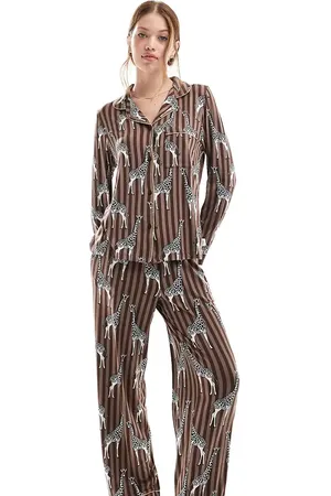 Chelsea Peers Brunt pyjamassæt med top med reverskrave og bukser i polyester med girafprint - Kun hos ASOS