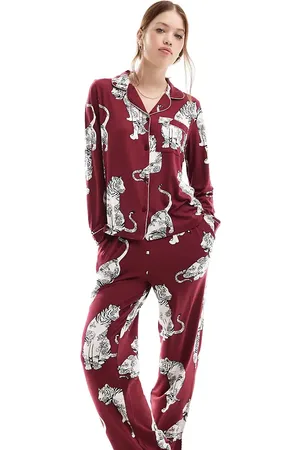 Chelsea Peers Lilla pyjamassæt med langærmet skjorte og bukser med lotus- og tigerprint-Rød