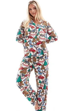 Chelsea Peers Pyjamassæt med bukser og langærmet top med reverskrave i polyester med julelegetøj- og julekugleprint i flere farver