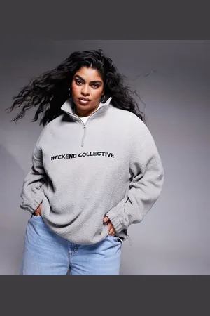 ASOS Weekend Collective Curve - fleece med logo og lynlås i halsen i imiteret lammeskind