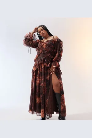 ASOS ASOS DESIGN Curve - Maxikjole i flere niveauer i bordeauxrødt blomstermønster med flæser og offshoulder-Multifarvet