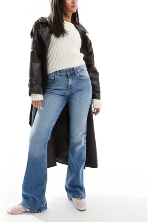 Pull&Bear Lavtaljede bootcut-jeans i autentisk, mellemblå vask