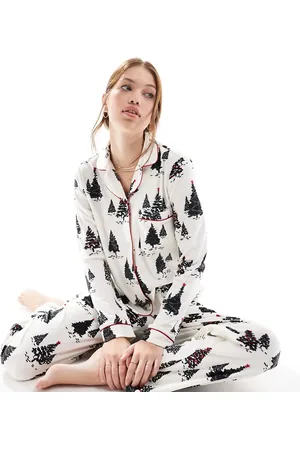Chelsea Peers Pyjamassæt med top og bukser med juletræsprint i snehvidt velour