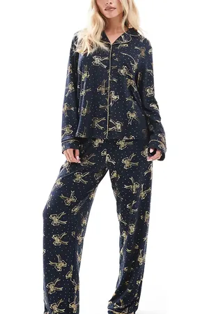 Chelsea Peers Marineblåt jule-pyjamassæt med langærmet skjorte med reverskrave og bukser med sløjfeprint i folie i polyester