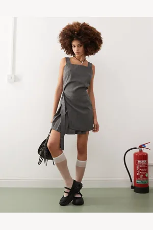 COLLUSION Grå pinafore-kjole med kilt-design og spændedetalje i minilængde
