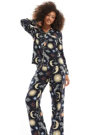 Chelsea Peers Marineblåt pyjamassæt med langærmet reversskjorte og bukser med måne- og zebraprint - Kun hos ASOS