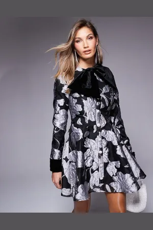 ASOS Langærmet minikjole med veloursløjfe, udsmykkede knapper og monokromt blomstermønster i jacquard