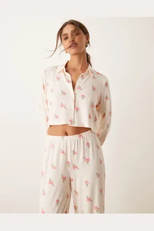 Urban Threads Offwhite pyjamassæt med småblomstrer print og cropped skjorte med lange ærmet og knappet samt bukser i boksershortsstil