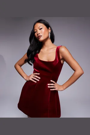 ASOS ASOS DESIGN Petite - Bordeauxrød minikjole i velour med firkantet hals og sømdetaljer