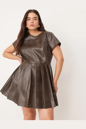 ASOS ASOS DESIGN Curve - Chokoladebrun minikjole i imiteret læder med sømme og plisseret kant