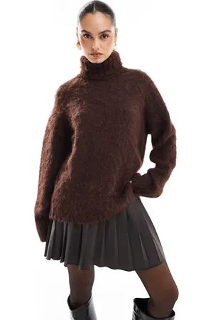 The Frolic X Bella Stovey - Plysset chokoladebrun longline-striktrøje med rullekrave - Kun hos ASOS
