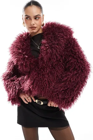 The Frolic X Bella Stovey - Oversized bordeauxrød jakke med krave i imiteret mongolsk pels - Kun hos ASOS